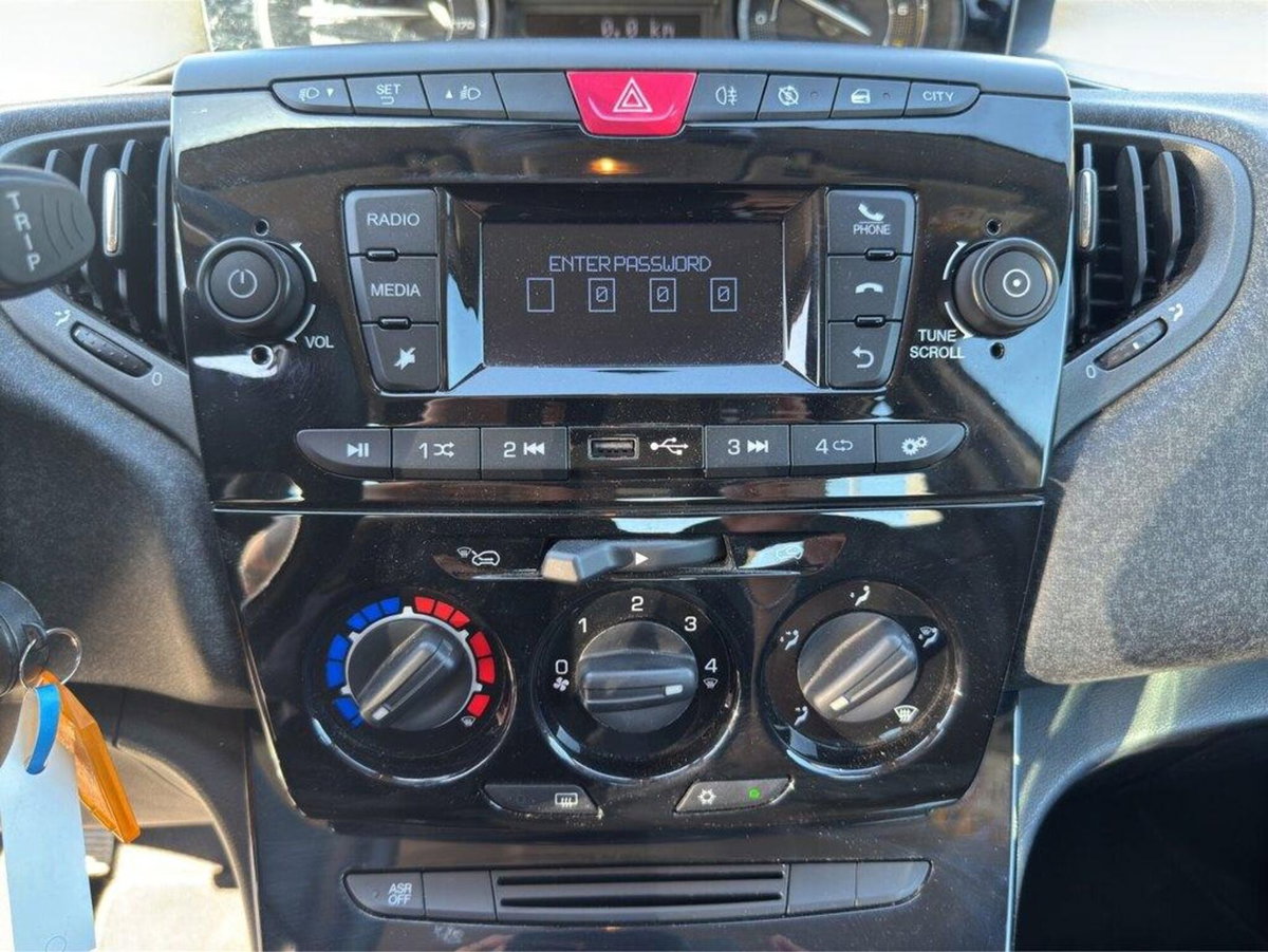 Lancia Ypsilon 1.0 FireFly 5 porte S&S Hybrid Silver Plus (12)