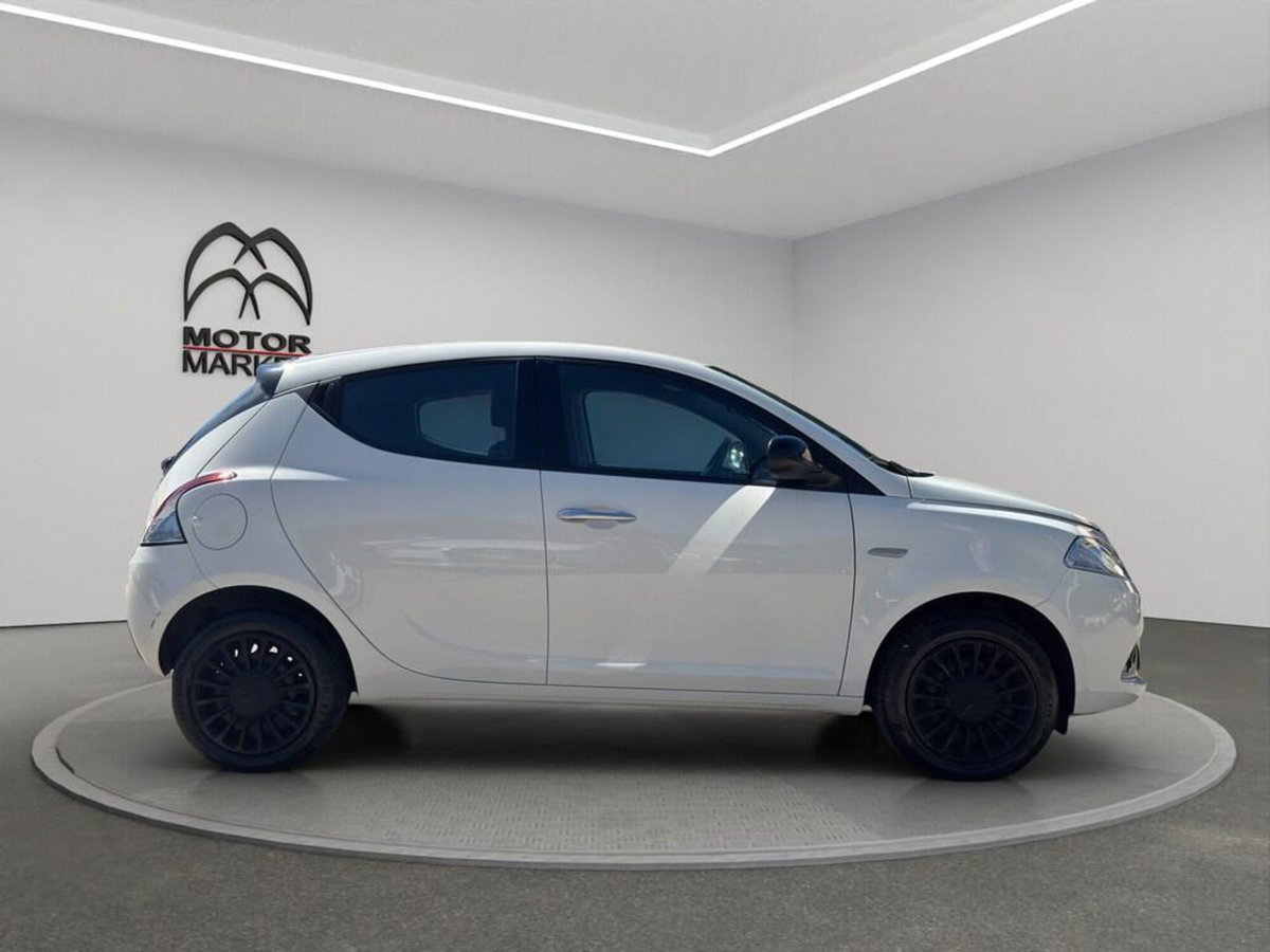 Lancia Ypsilon 1.0 FireFly 5 porte S&S Hybrid Silver Plus (4)