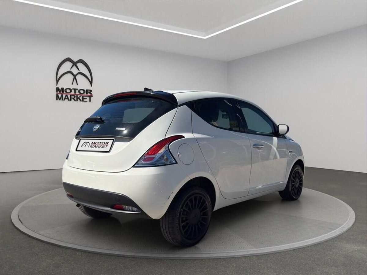 Lancia Ypsilon 1.0 FireFly 5 porte S&S Hybrid Silver Plus (7)