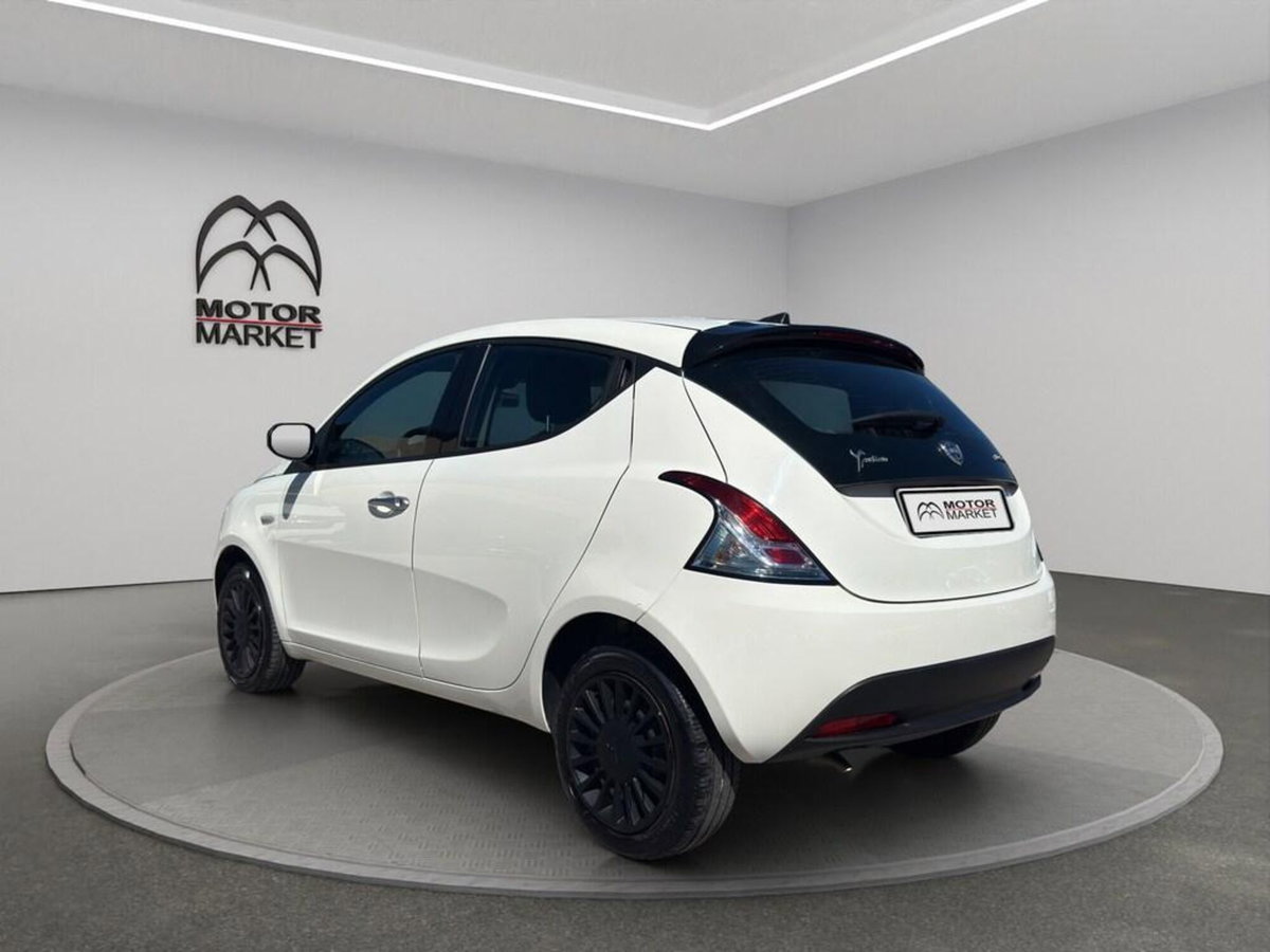 Lancia Ypsilon 1.0 FireFly 5 porte S&S Hybrid Silver Plus (8)