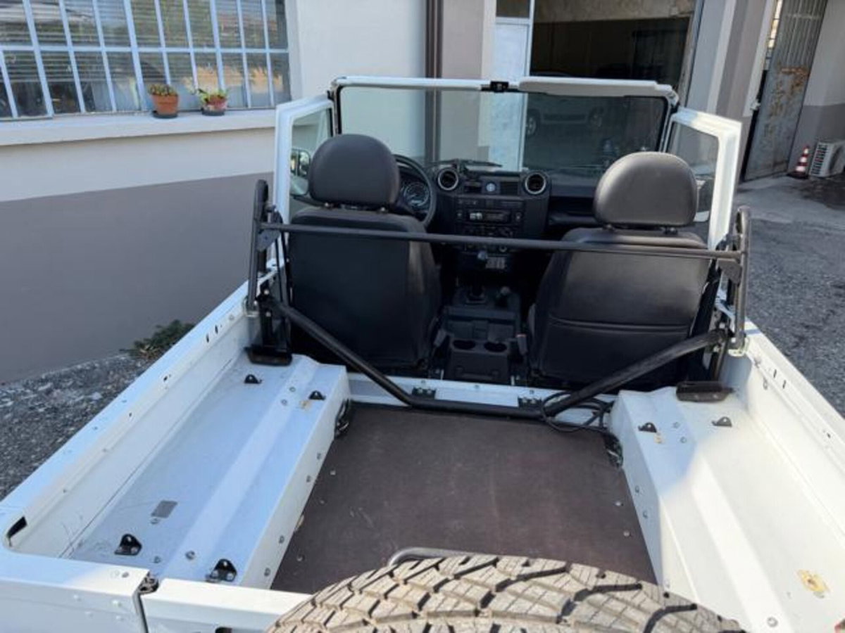 Land Rover Defender 110 2.2 TD4 Station Wagon N1 (8)