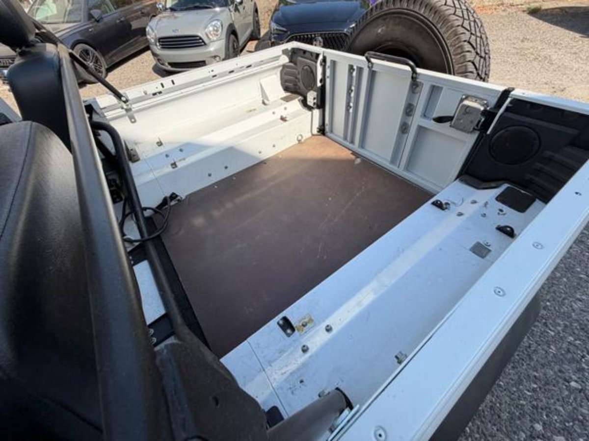 Land Rover Defender 110 2.2 TD4 Station Wagon N1 (9)