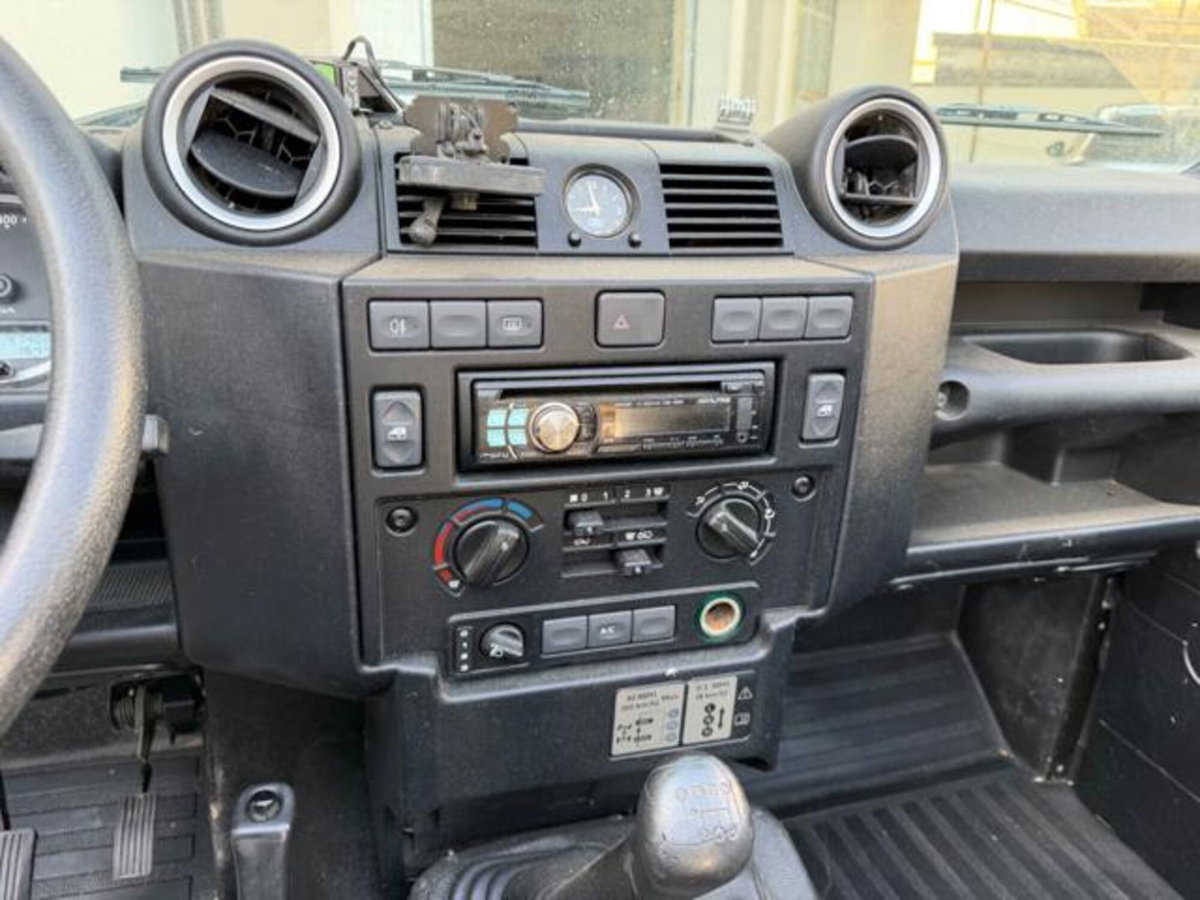 Land Rover Defender 110 2.2 TD4 Station Wagon N1 (11)