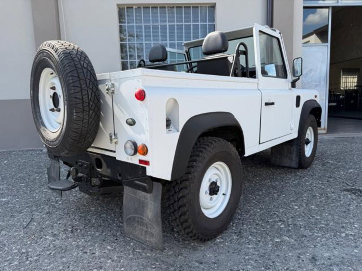 Land Rover Defender 110 2.2 TD4 Station Wagon N1 (4)