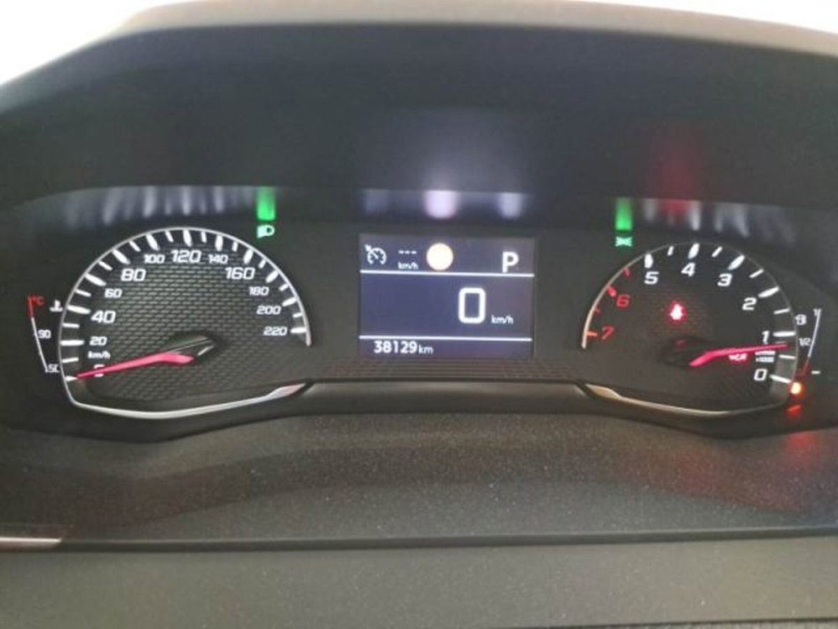 Peugeot 2008 BlueHDi 130 S&S EAT8 Allure Pack (4)