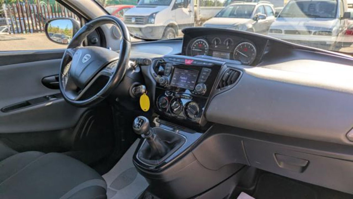 Lancia Ypsilon 1.2 69 CV 5 porte Silver (11)