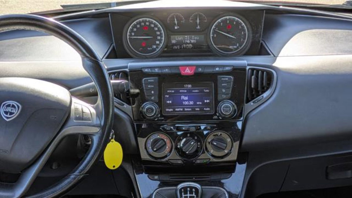 Lancia Ypsilon 1.2 69 CV 5 porte Silver (9)