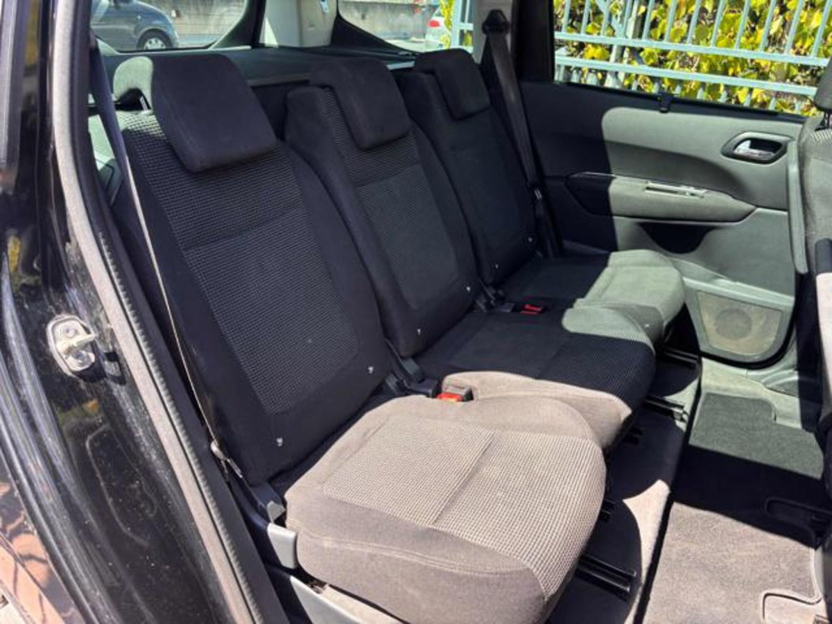 Peugeot 5008 2.0 HDi 150CV Allure (14)