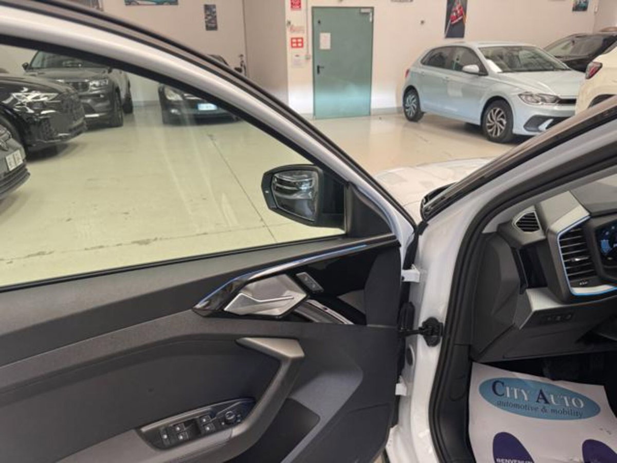 Audi A1 Sportback 30 1.0 tfsi Identity Black 116cv s-tronic (10)