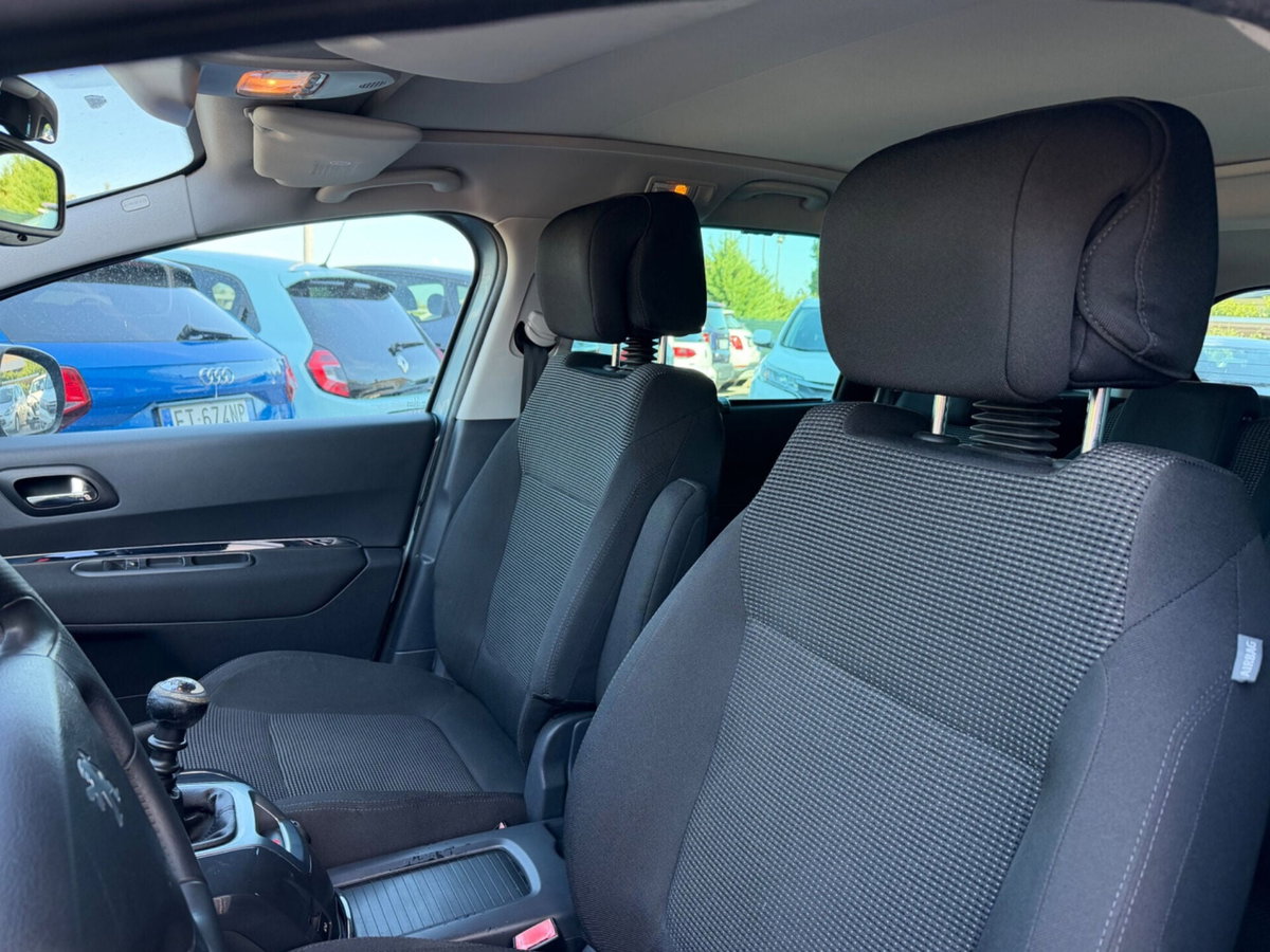 Peugeot 5008 2.0 HDi 150CV Féline (11)