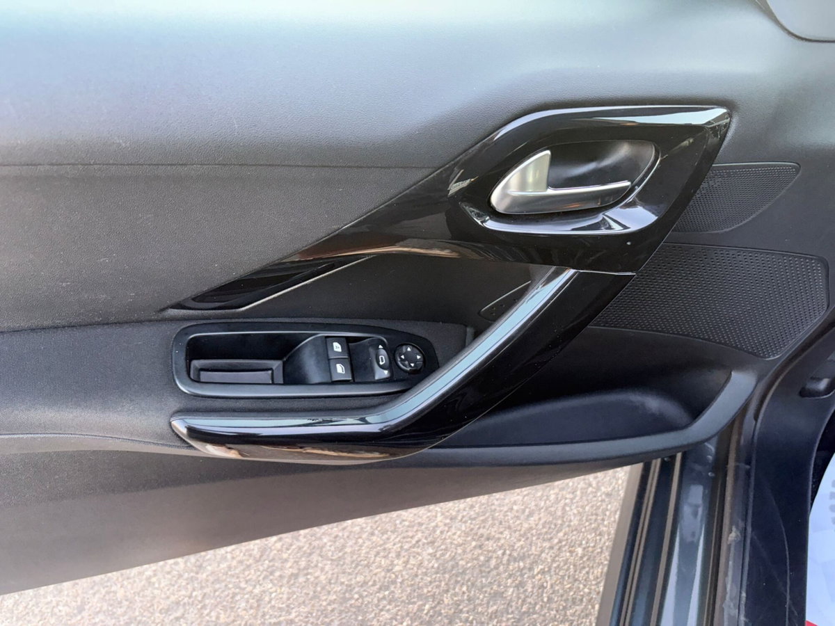 Peugeot 208 82 3 porte Allure (8)