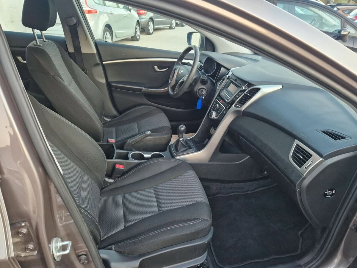 Hyundai i30 1.4 CRDi 5p. Classic (10)