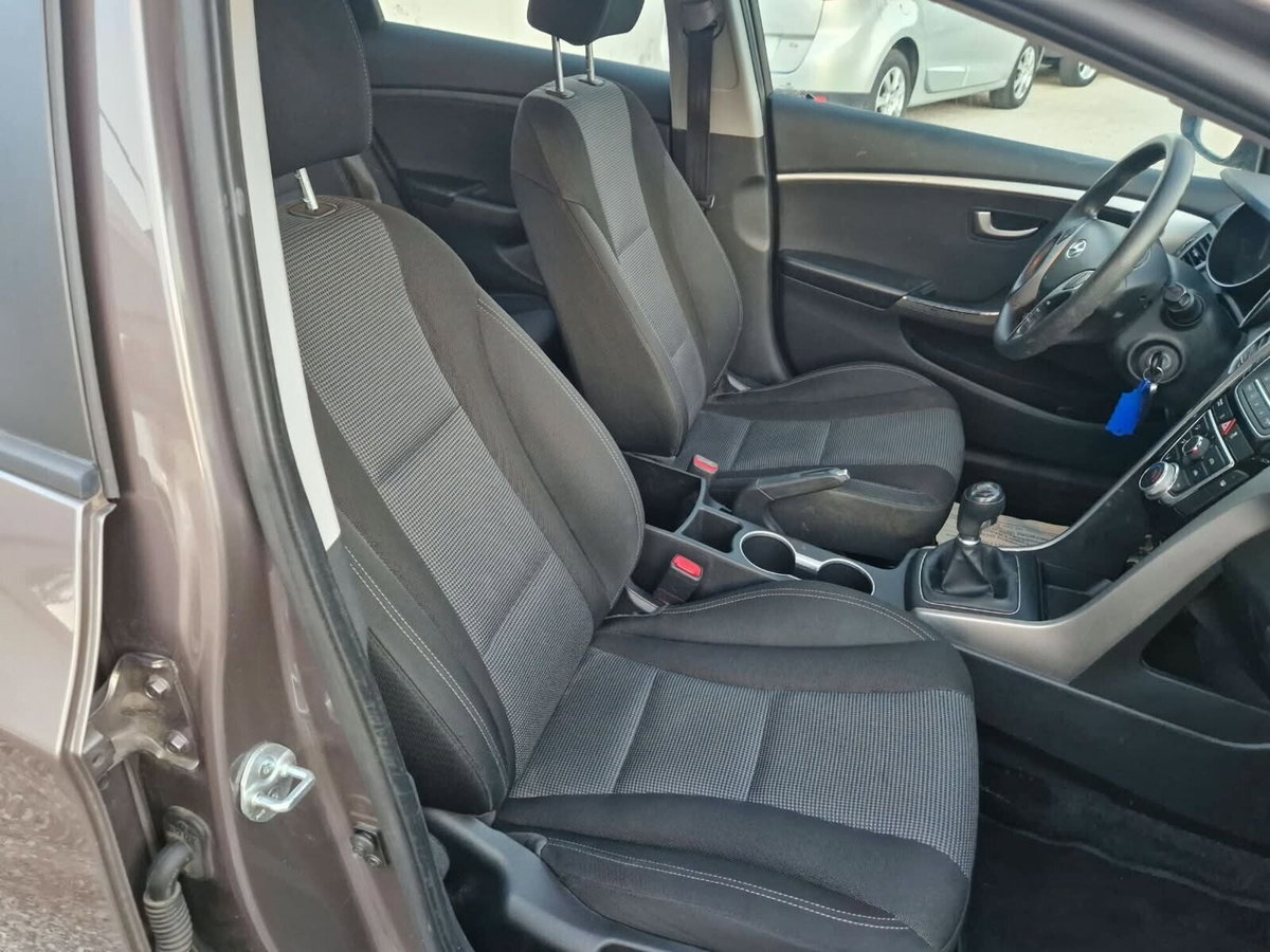Hyundai i30 1.4 CRDi 5p. Classic (11)