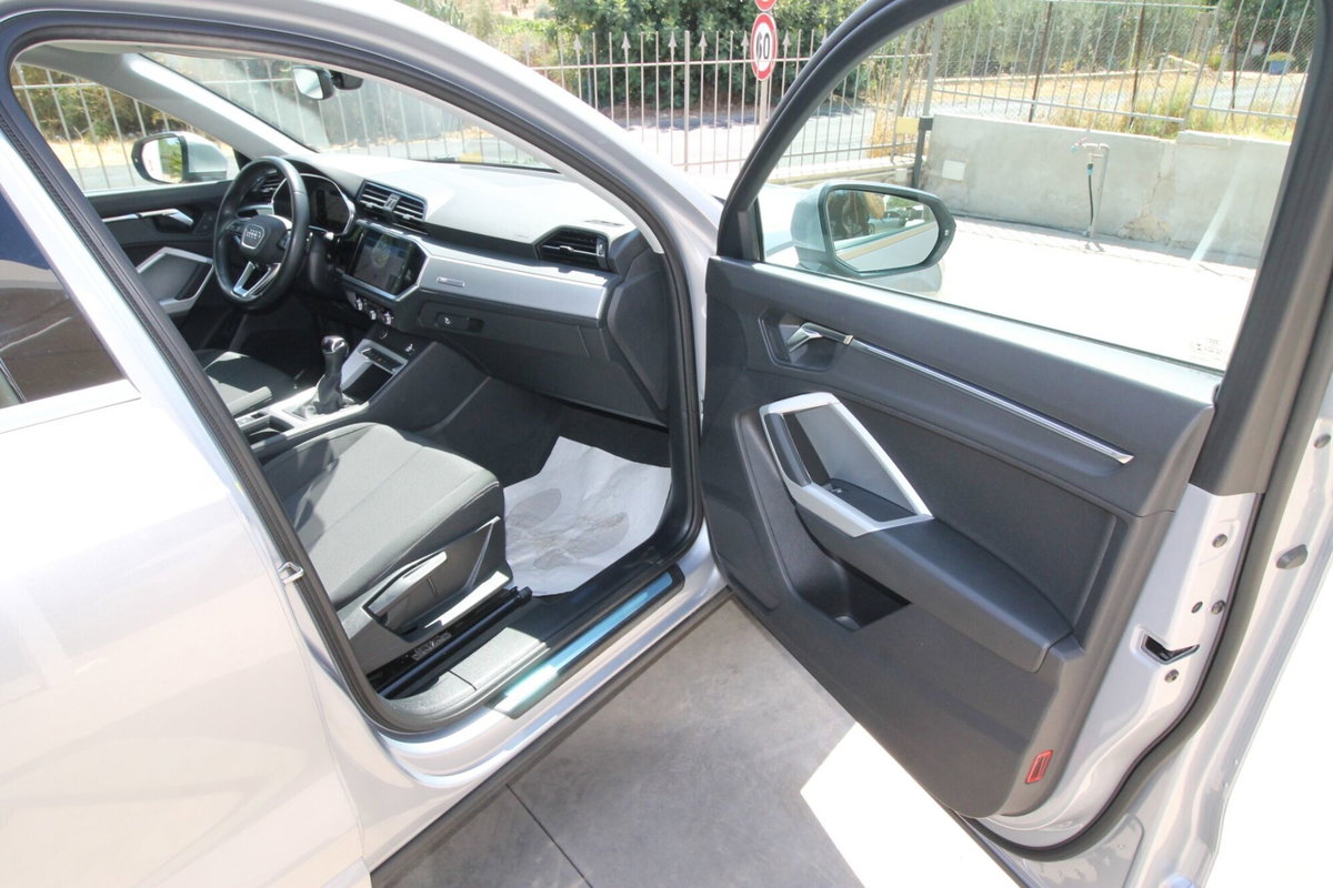 Audi Q3 35 TDI quattro S tronic Business (19)