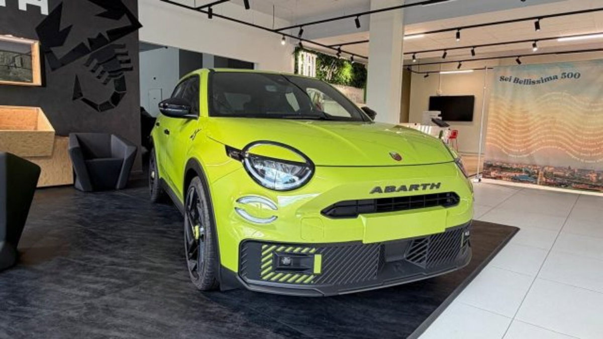 Abarth 600e 54kWh Turismo 240cv (2)
