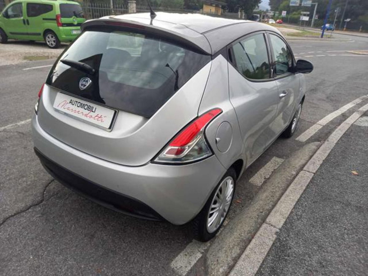 Lancia Ypsilon 0.9 TwinAir 85 CV 5 porte S&S Silver (6)