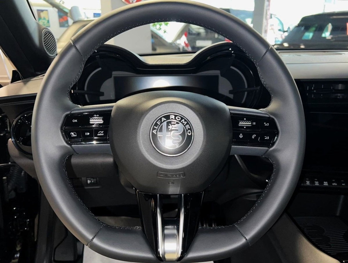 Alfa Romeo Junior 1.2 ibrida Q4 Ti 145cv edct6 (11)