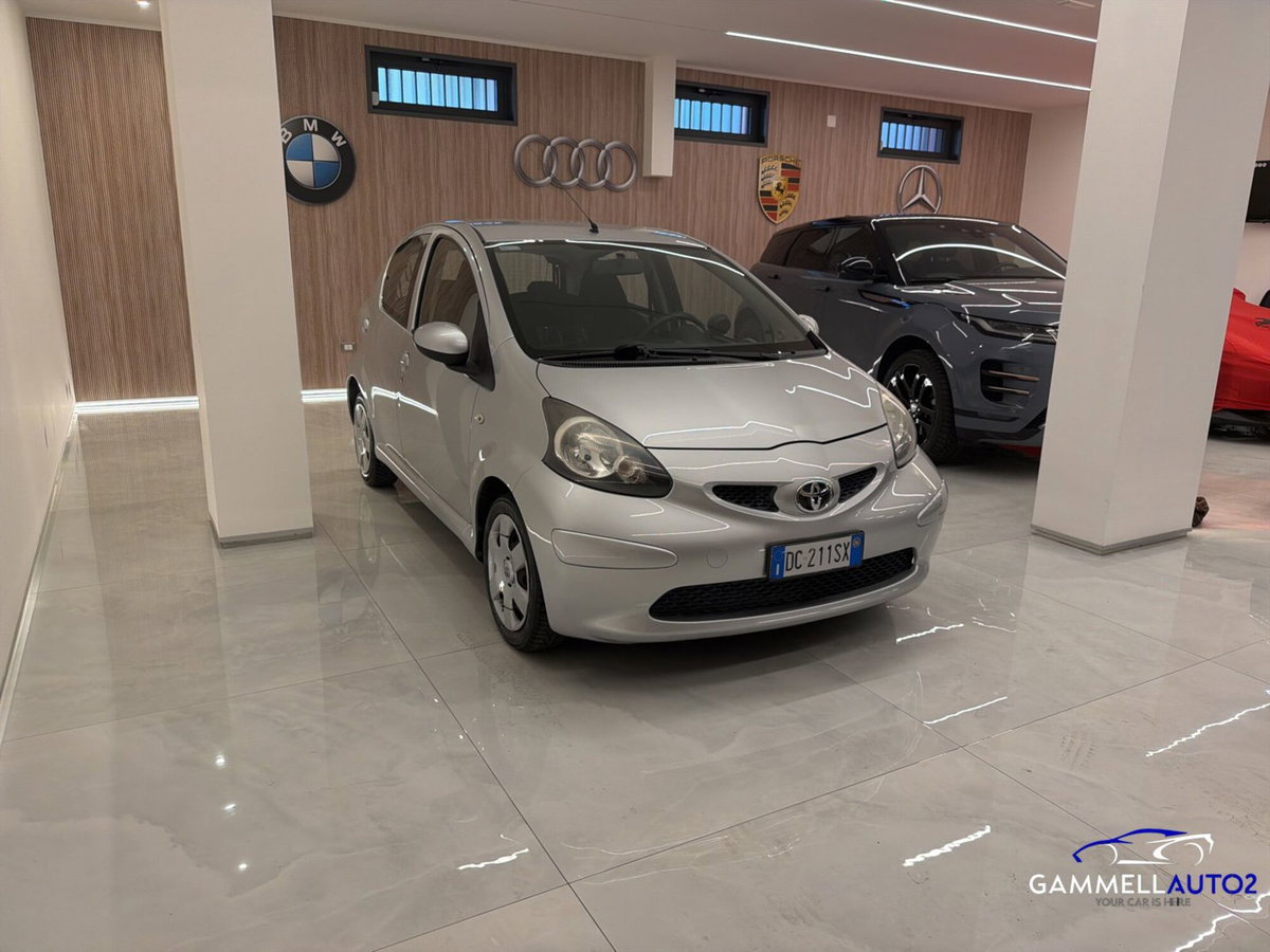 Toyota Aygo 1.0 12V VVT-i 3 porte (2)