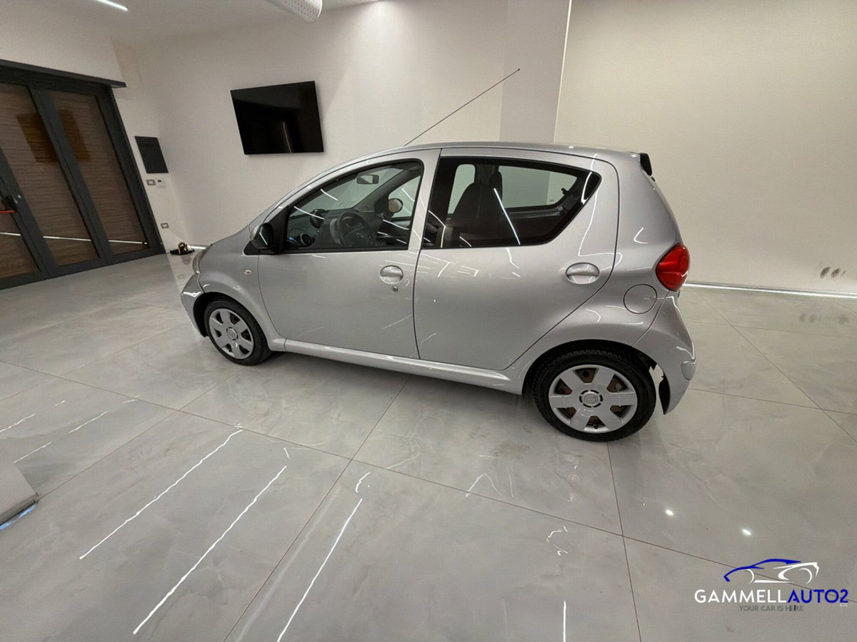 Toyota Aygo 1.0 12V VVT-i 3 porte (4)
