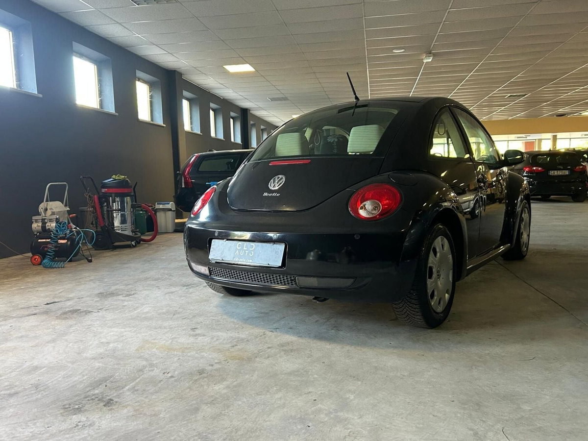 Volkswagen New Beetle 1.6 (2)