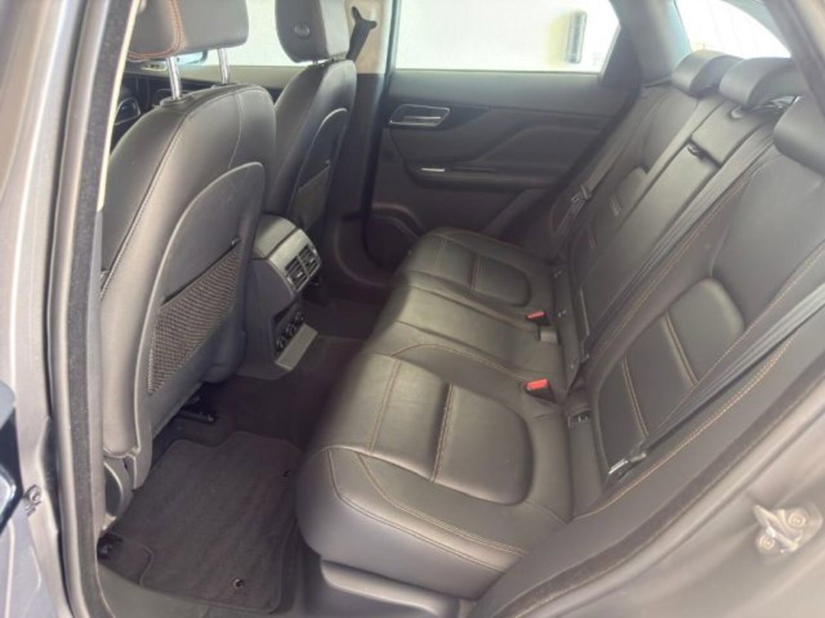 Jaguar F-Pace 2.0 D 180 CV aut. Prestige (12)