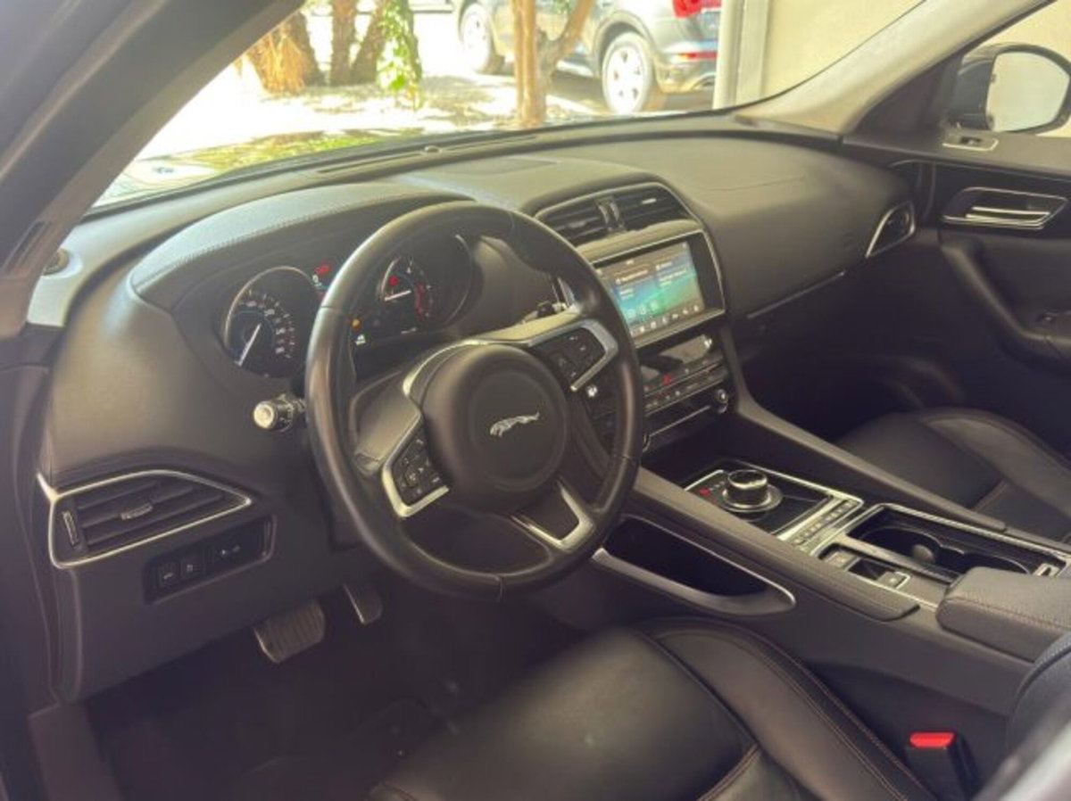 Jaguar F-Pace 2.0 D 180 CV aut. Prestige (19)