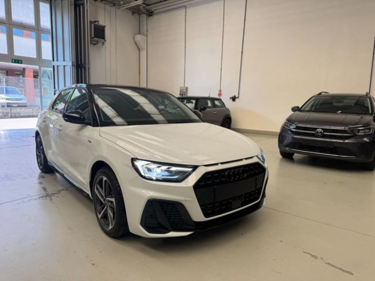 Audi A1 Sportback 30 1.0 tfsi Identity Black 116cv s-tronic (2)