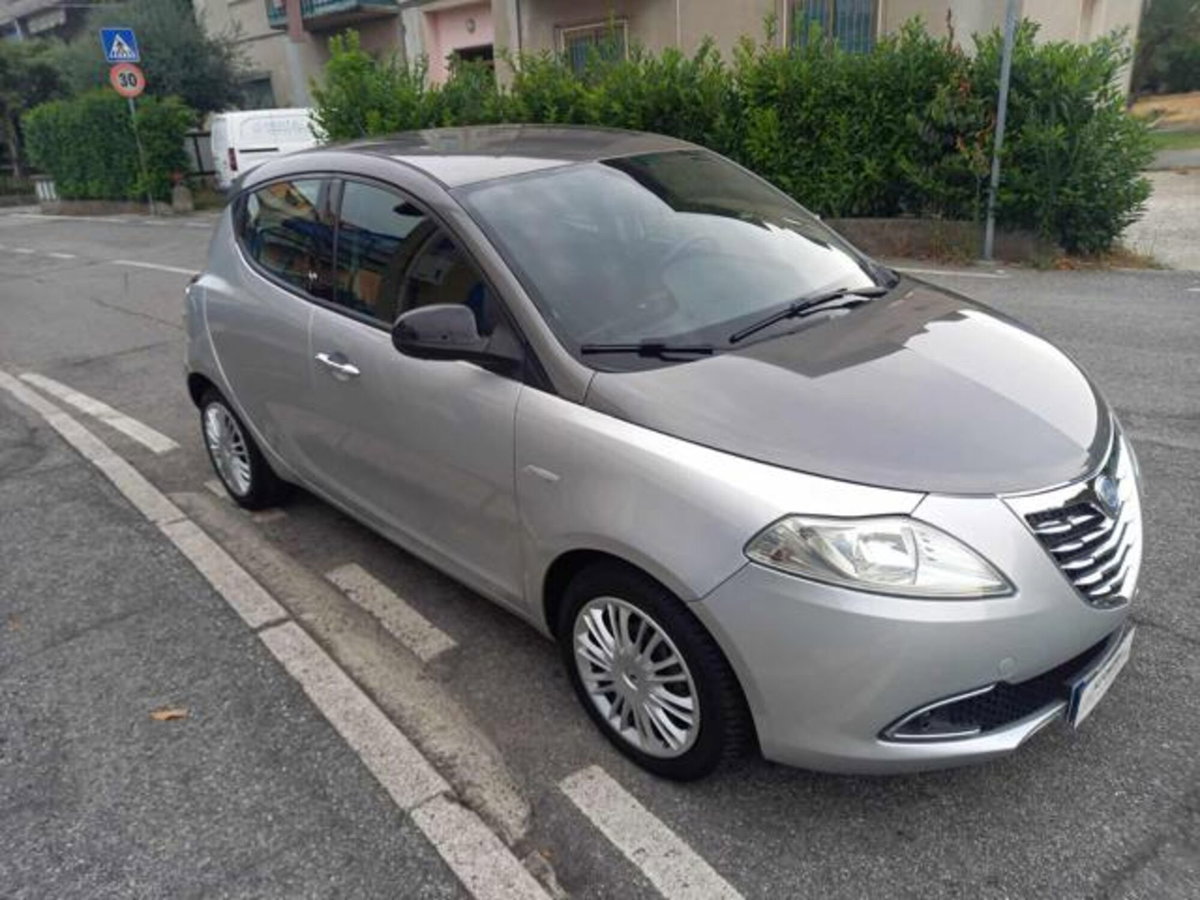 Lancia Ypsilon 0.9 TwinAir 85 CV 5 porte S&S Silver (7)