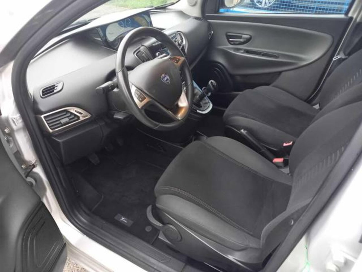 Lancia Ypsilon 0.9 TwinAir 85 CV 5 porte S&S Silver (9)