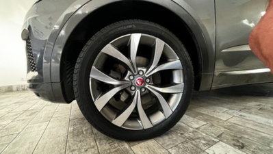 Jaguar E-Pace 2.0D 150 CV AWD aut. R-Dynamic (2)