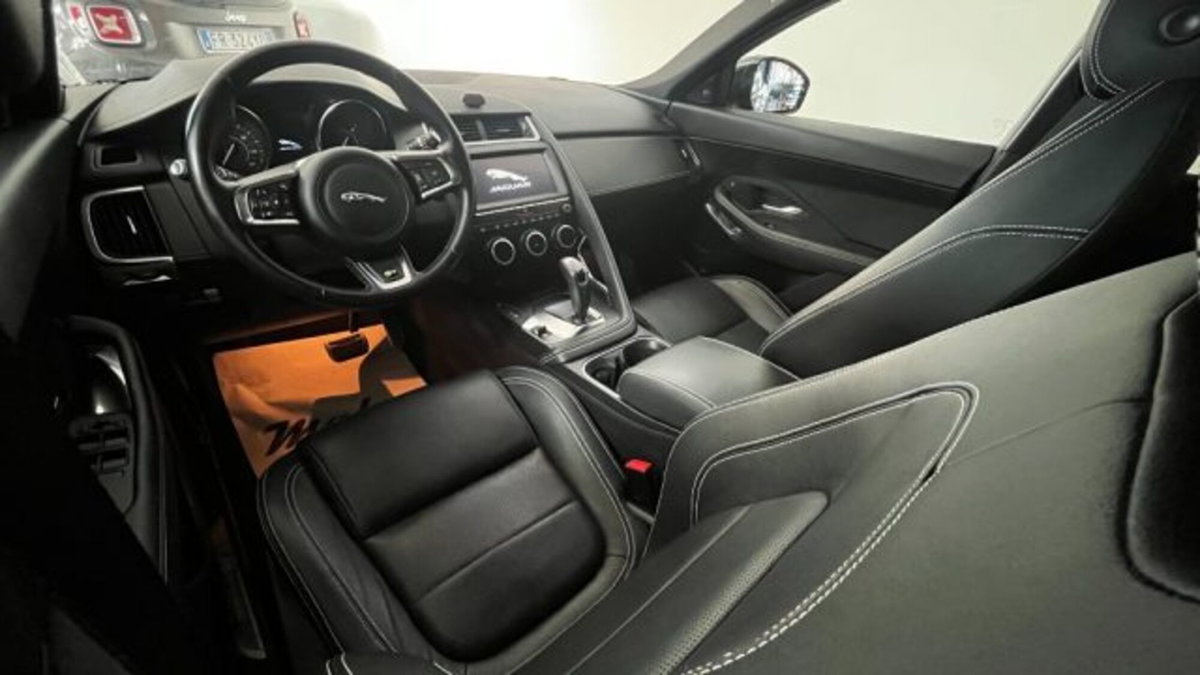 Jaguar E-Pace 2.0D 150 CV AWD aut. R-Dynamic (6)