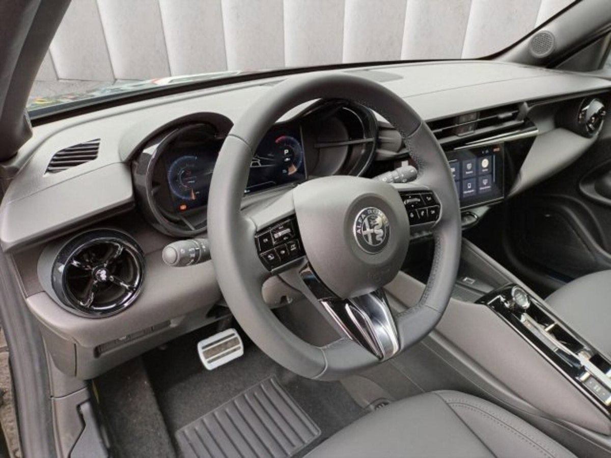 Alfa Romeo Junior elettrica Ti 156cv (14)