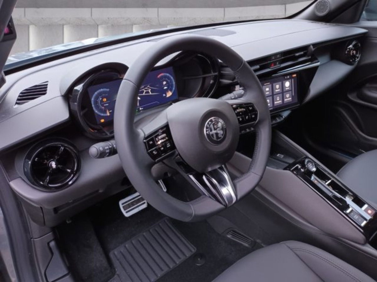 Alfa Romeo Junior elettrica Ti 156cv (14)