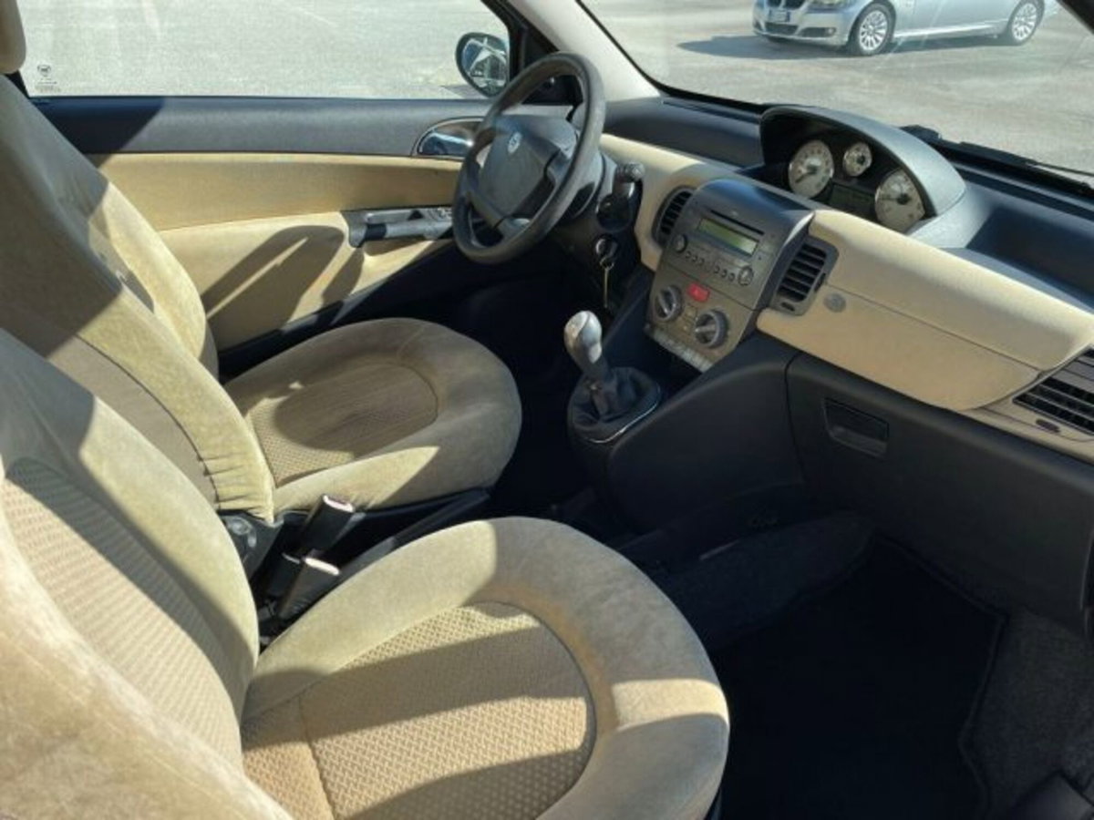 Lancia Ypsilon 1.3 MJT 75 CV Argento (9)