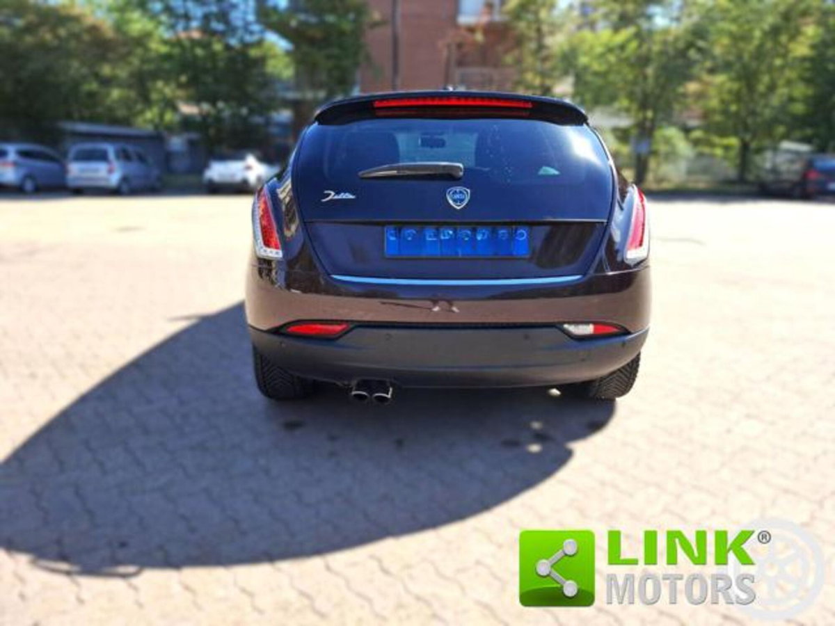 Lancia Delta 1.9 MJT Twinturbo DPF Gold (13)