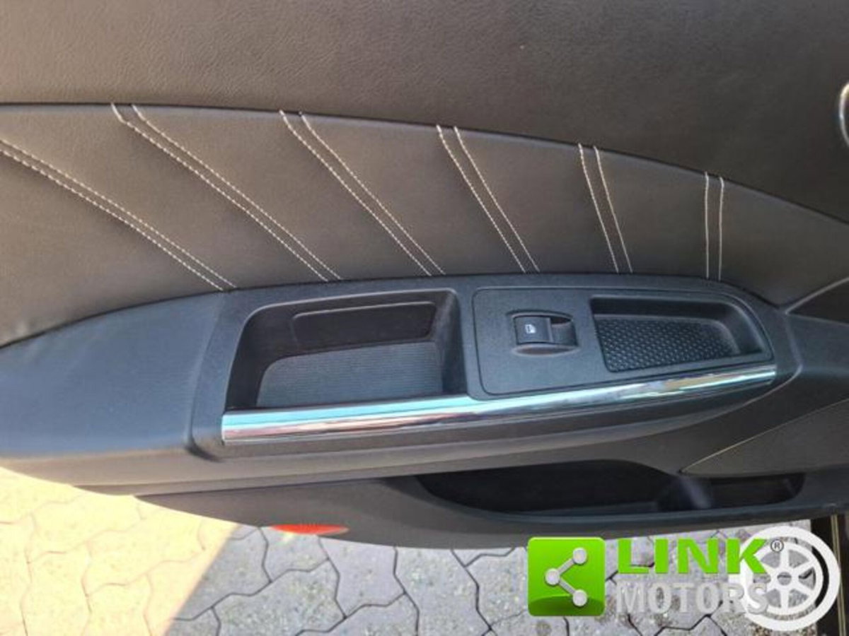 Lancia Delta 1.9 MJT Twinturbo DPF Gold (14)