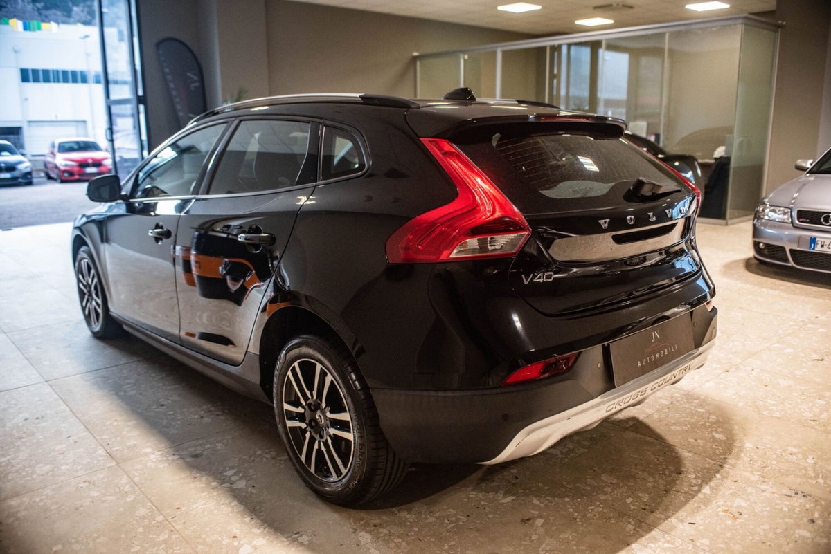 Volvo V40 Cross Country D2 Summum (2)