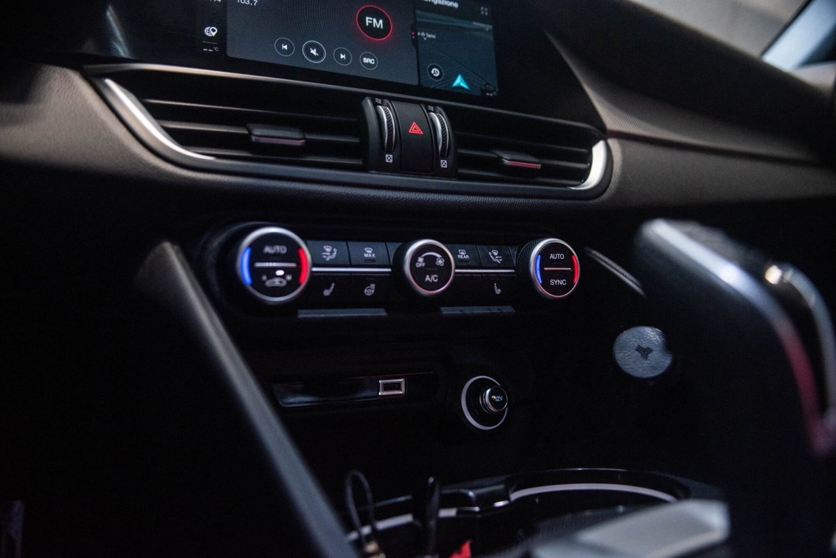 Alfa Romeo Giulia 2.2 Turbodiesel 210 CV AT8 AWD Q4 Veloce (13)