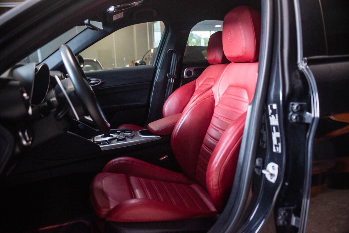 Alfa Romeo Giulia 2.2 Turbodiesel 210 CV AT8 AWD Q4 Veloce (6)