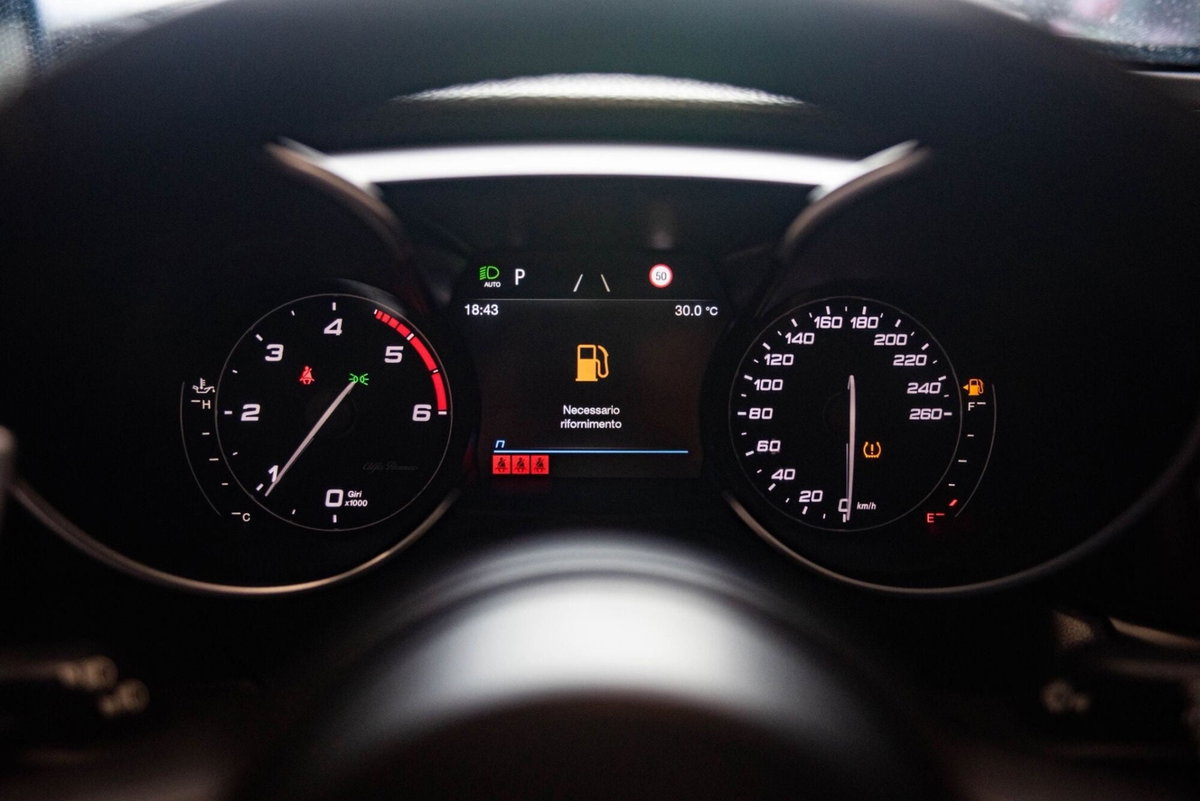 Alfa Romeo Giulia 2.2 Turbodiesel 210 CV AT8 AWD Q4 Veloce (7)