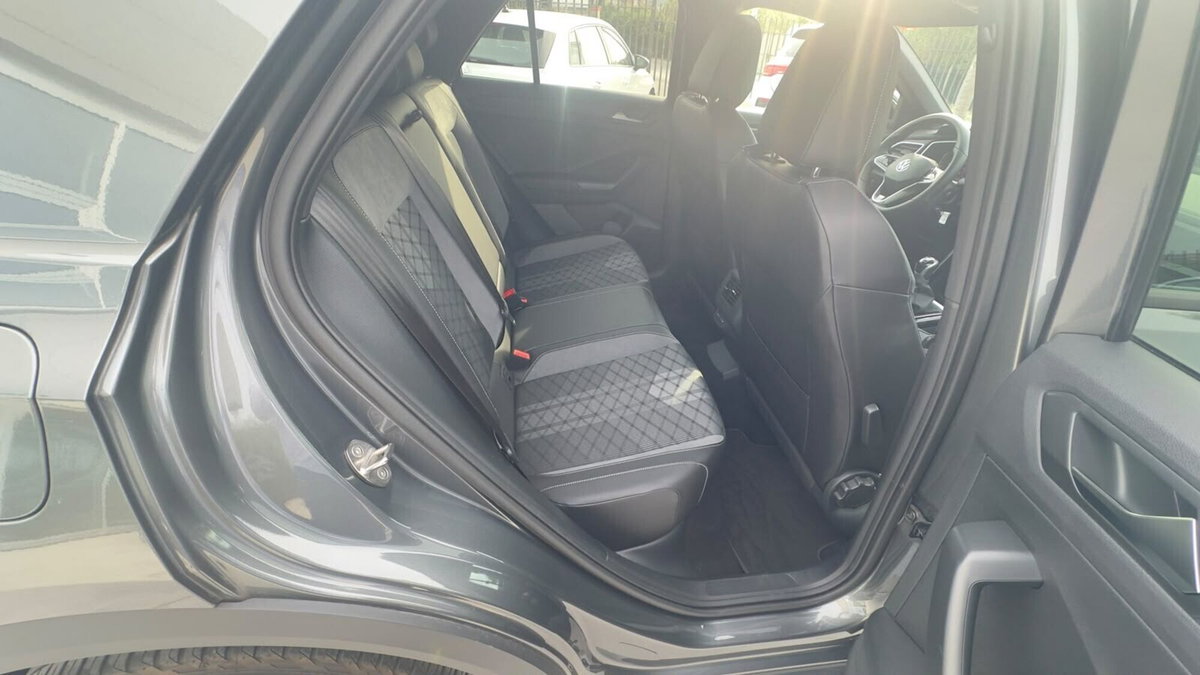 Volkswagen T-Roc 1.5 tsi R-Line (18)
