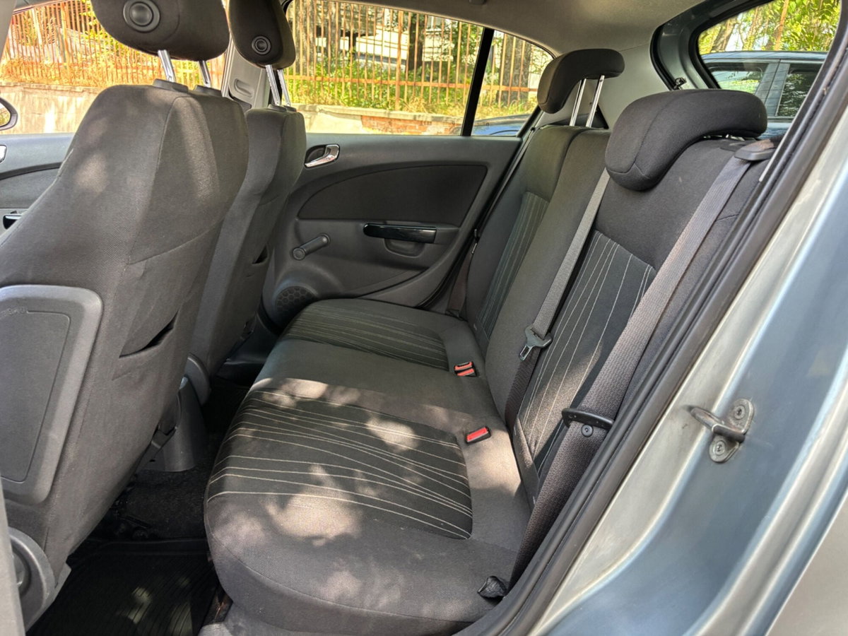 Opel Corsa 1.2 5 porte Club (11)