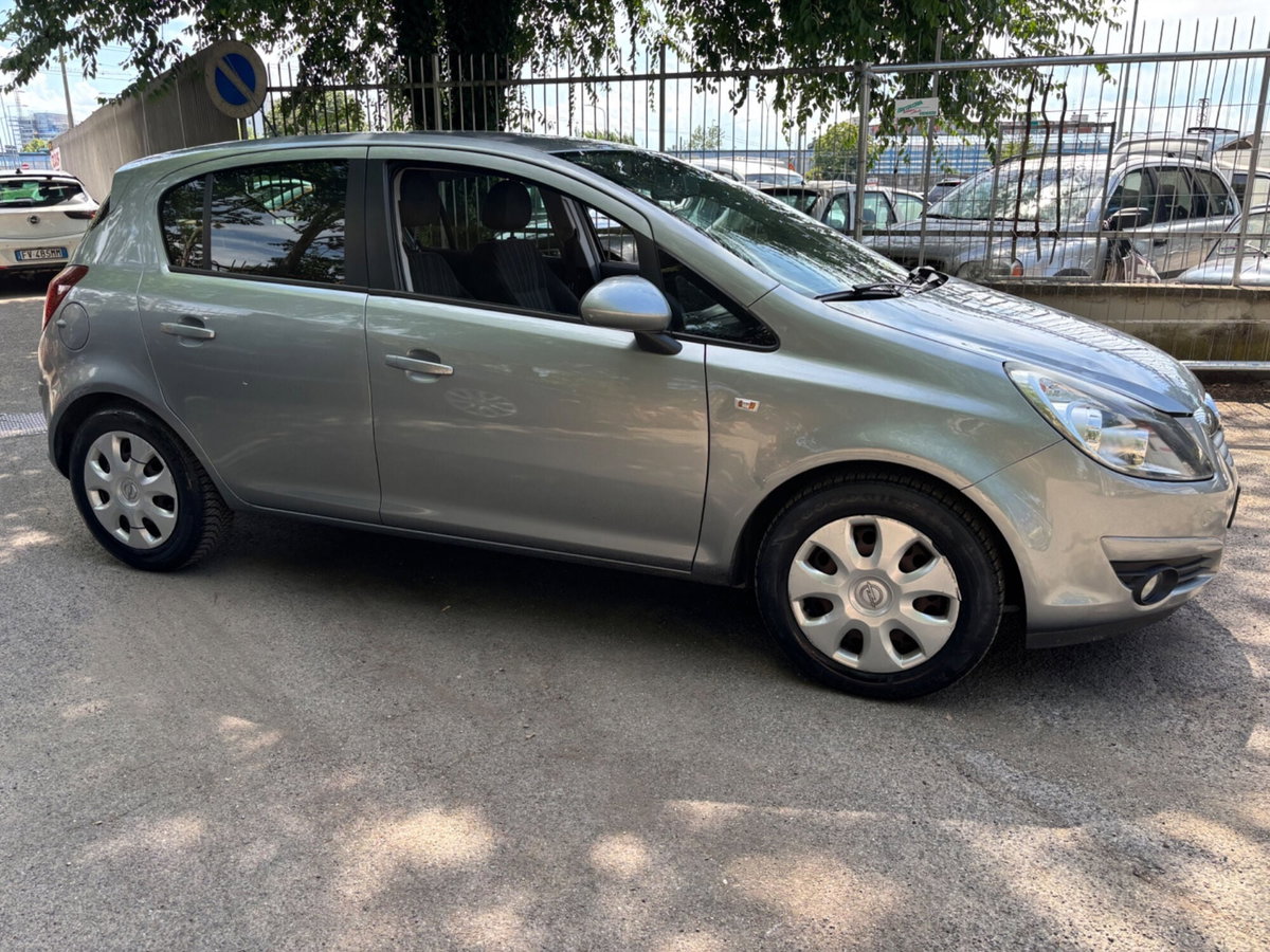 Opel Corsa 1.2 5 porte Club (4)