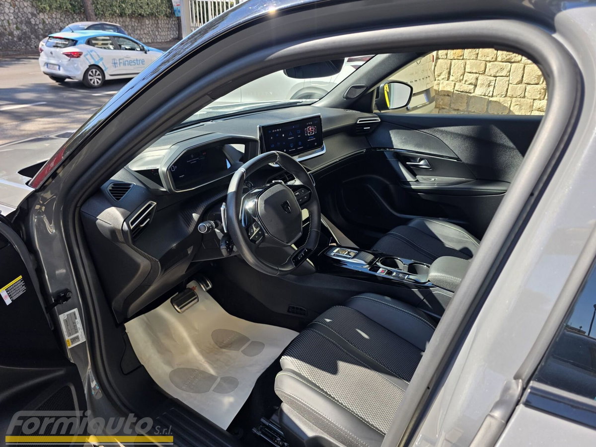 Peugeot 2008 motore elettrico 136 CV GT Pack (11)