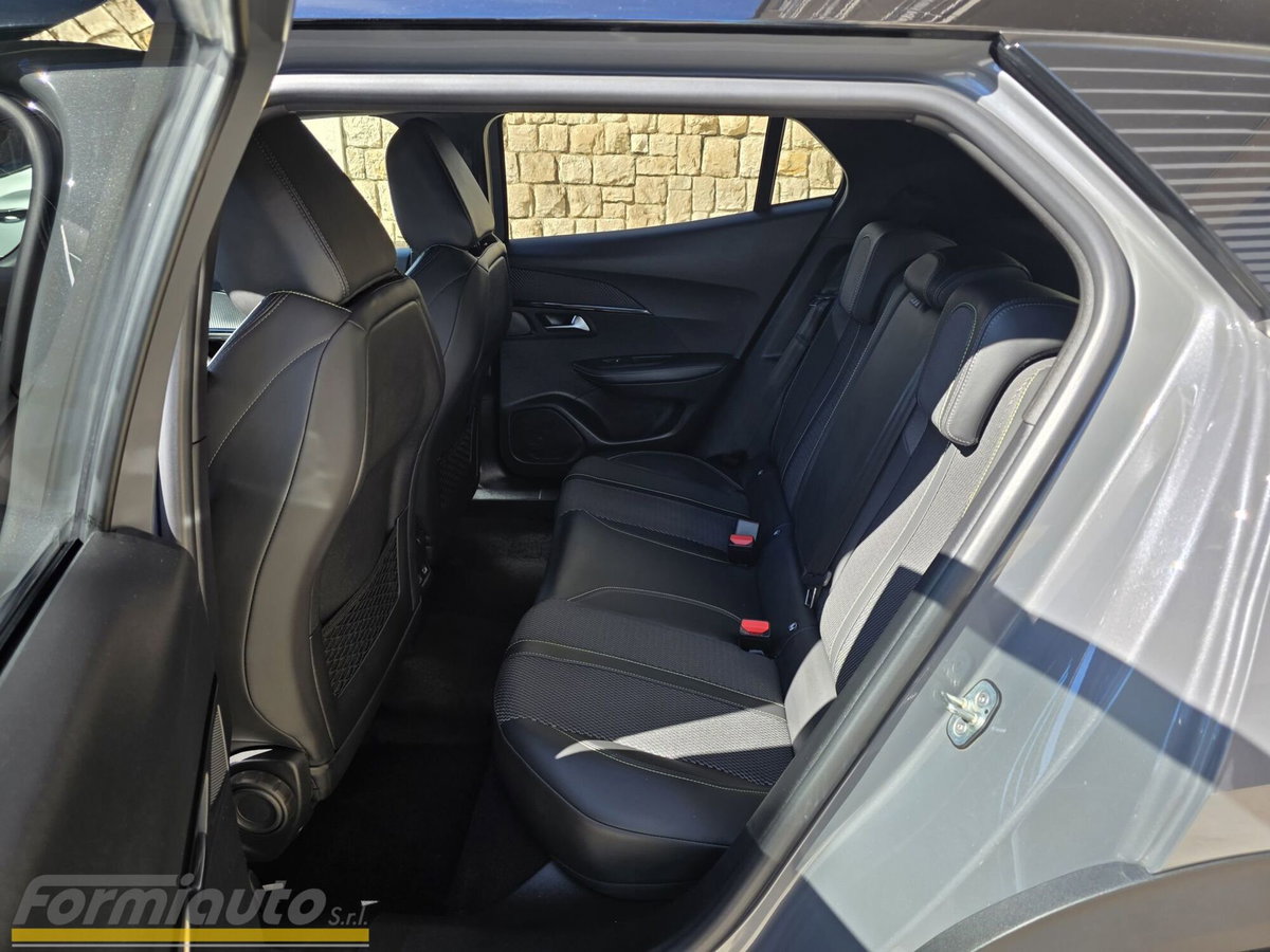 Peugeot 2008 motore elettrico 136 CV GT Pack (14)