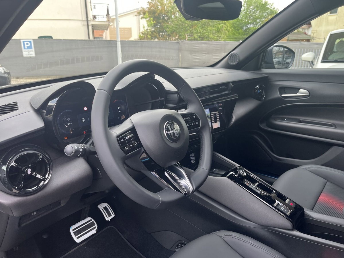 Alfa Romeo Junior 1.2 ibrida Speciale 145cv edct6 (11)