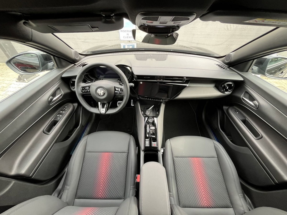 Alfa Romeo Junior 1.2 ibrida Speciale 145cv edct6 (15)