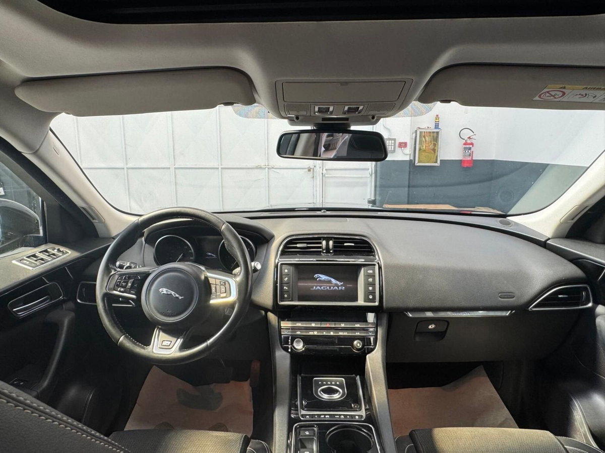 Jaguar F-Pace 2.0 D 180 CV AWD Portfolio (12)