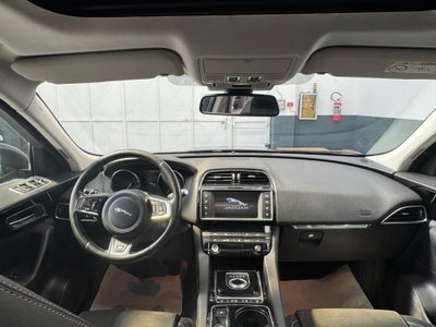 Jaguar F-Pace 2.0 D 180 CV AWD Portfolio (12)