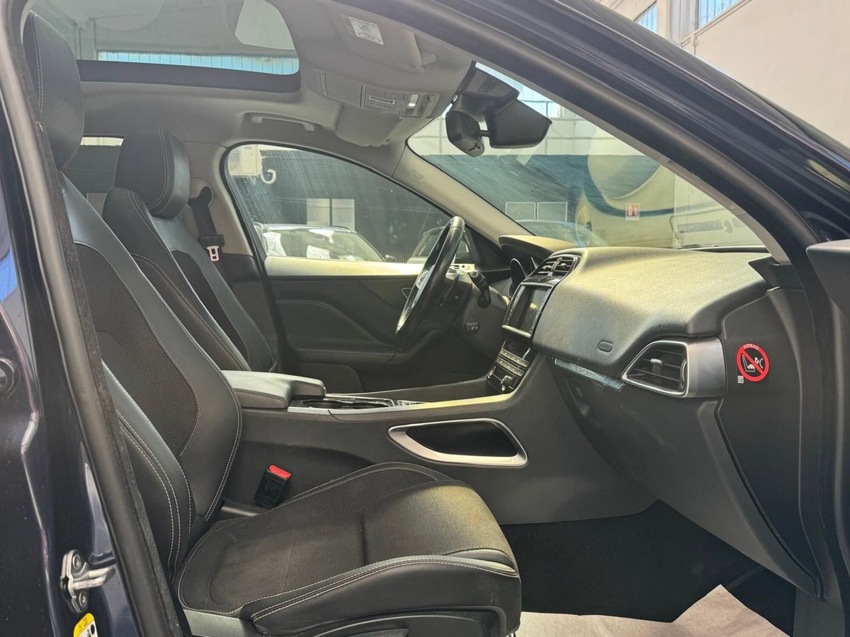 Jaguar F-Pace 2.0 D 180 CV AWD Portfolio (5)